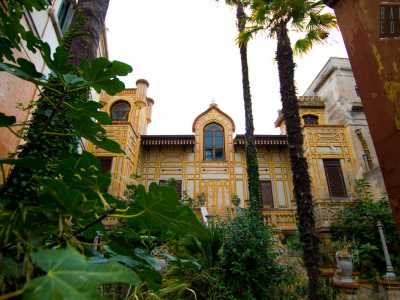 La villa dall�architettura eclettica con richiami allo stile moresco, presenta una struttura simmetrica ad eccezione delle tue torri laterali di diversa forma